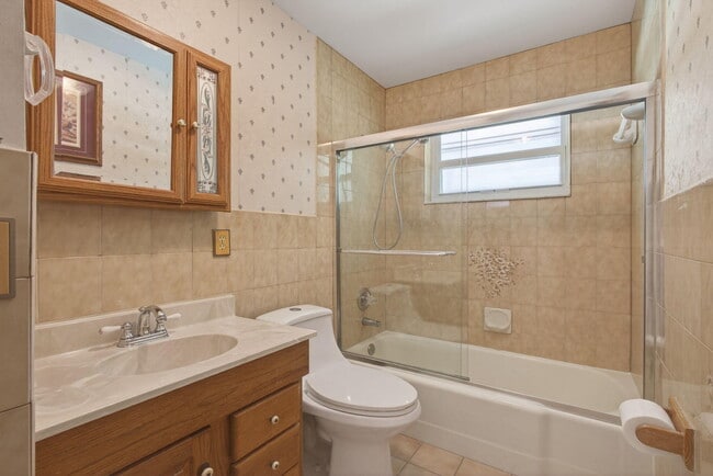 Building Photo - 704 Juniper Dr