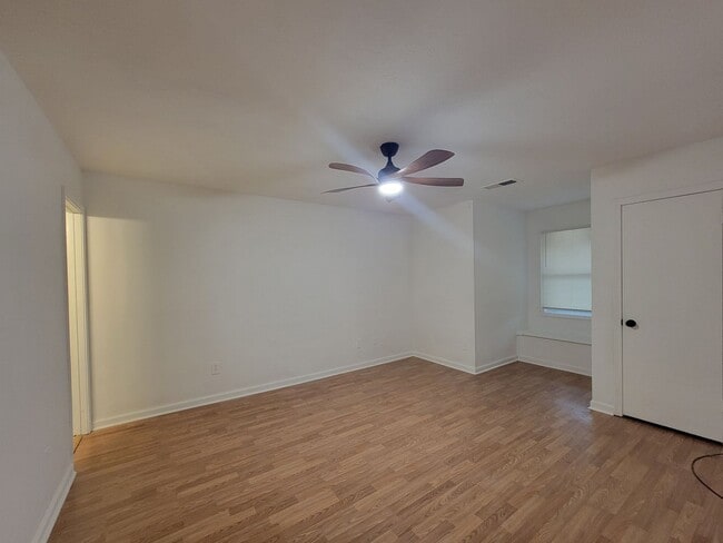 Building Photo - Fully Renovated 3BR/2BA Ranch-Style Townhome – SS Appliances &  Washer/Dryer
