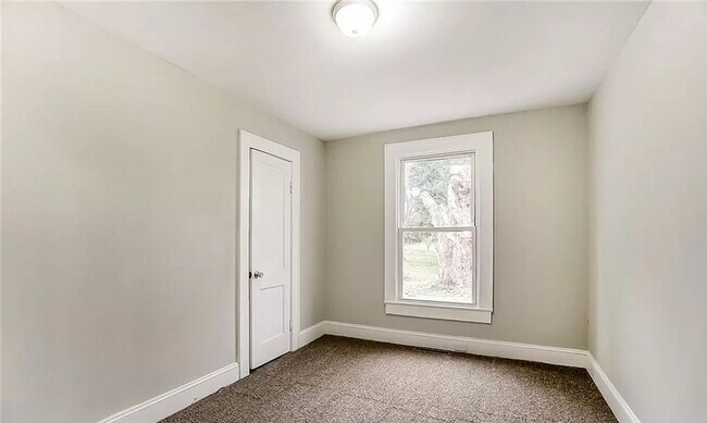 Building Photo - Welcome to this charming 3-bedroom, 2-bath...