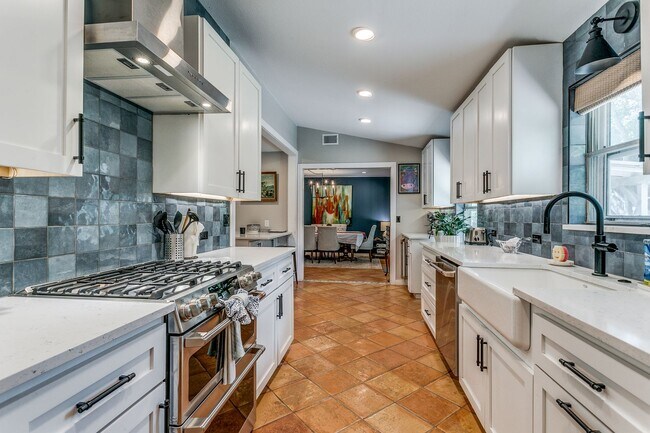 Building Photo - RENOVATED 3-BEDROOM IN NORTHWOOD