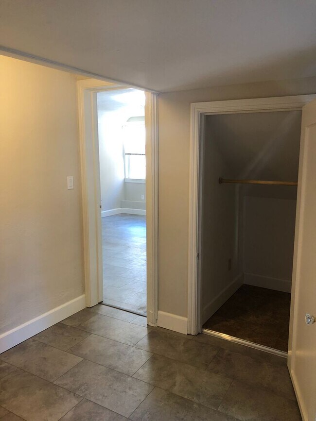 Building Photo - North side, quiet and spacious one bedroom is walking distance to the north side of the UC Berkel...