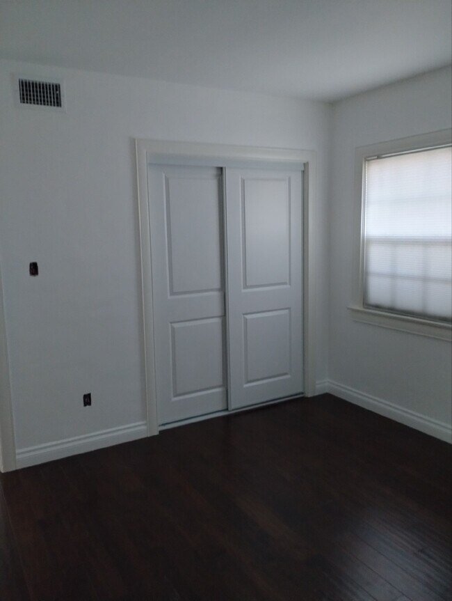 Building Photo - 10834 Hartsook St