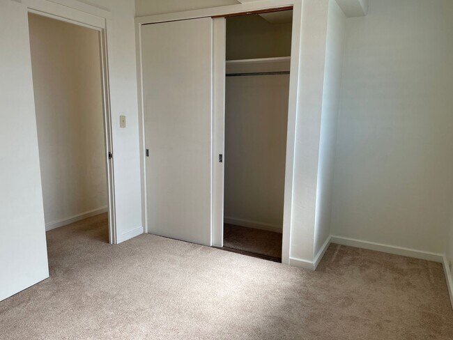 Building Photo - Makiki - Thurston Ave - 1 Bdrm/1 Bath - $1...