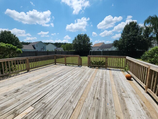 Building Photo - 205 Ashcroft Dr