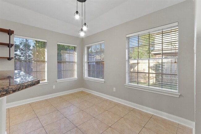 Building Photo - 1813 Oakwood Dr E