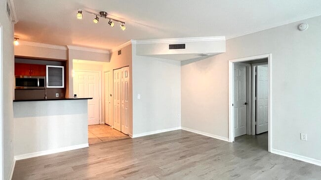 Building Photo - 806 E Windward Way