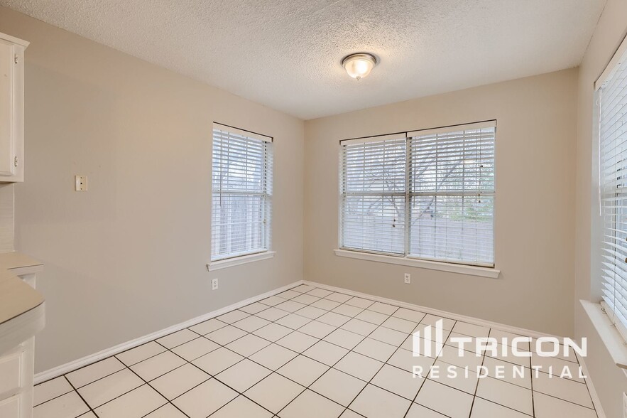 Building Photo - 1008 Brittany Dr