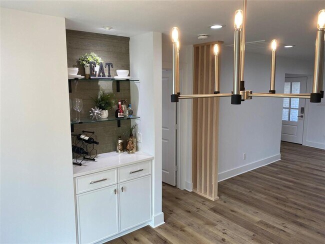 Building Photo - 10819 Oasis Dr