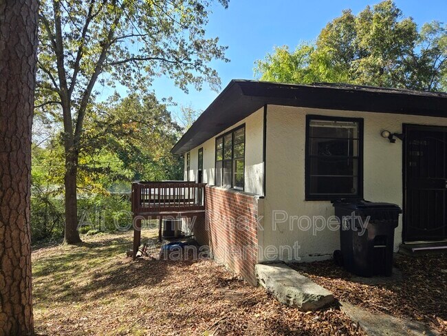 Building Photo - 10 Fountain Cir