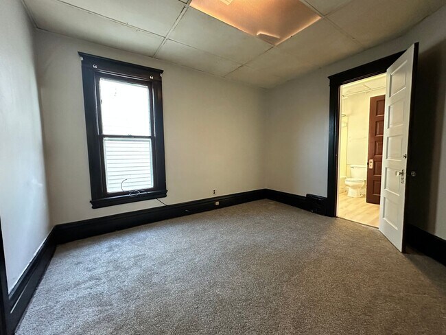 Building Photo - 98 E Van Buren St