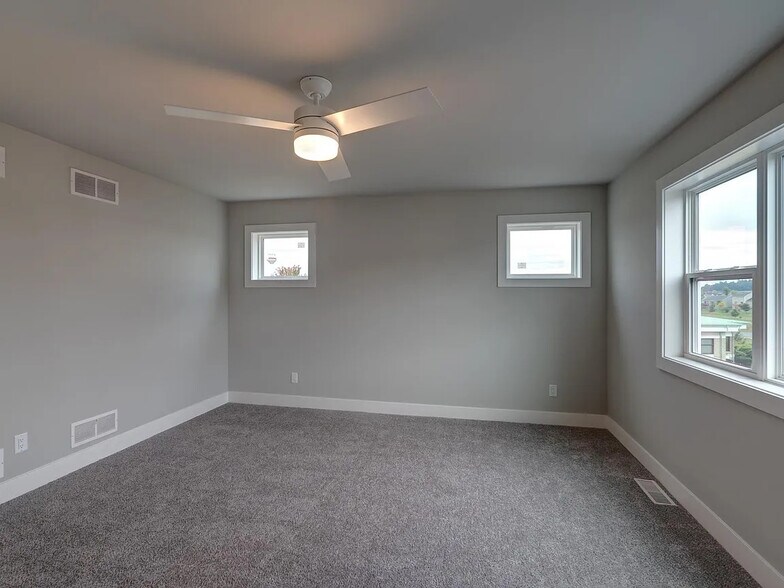 Building Photo - 115 Prairie Heights Dr