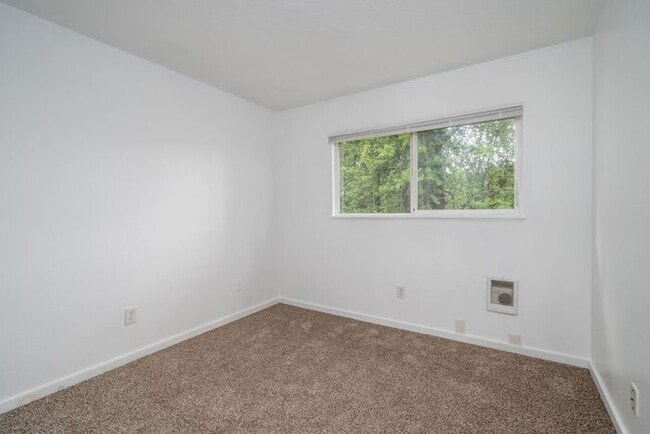 Building Photo - 2 bedroom in Roseway!! Pets OK!