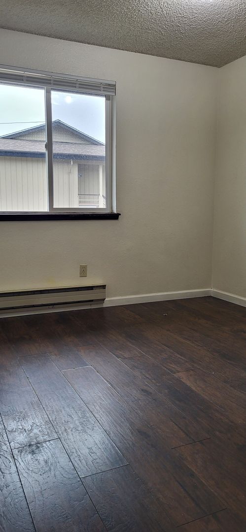 Building Photo - Nice 3 Bedroom 1 1/2 Bath Townhouse in Tacoma!