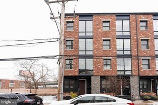 Front - 1005 New Market St