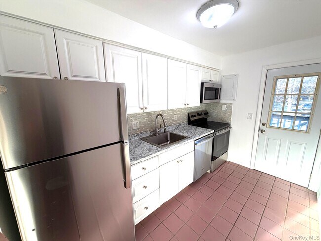 Building Photo - 5 Wildwood Dr