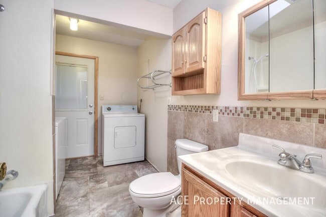 Building Photo - 2717 Lawndale Dr