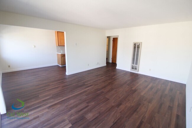 Building Photo - $2,095 1 Bedroom 1 Bath Upstairs Apartment in 4 Plex