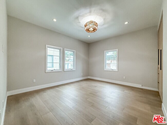Building Photo - 150 N Arnaz Dr