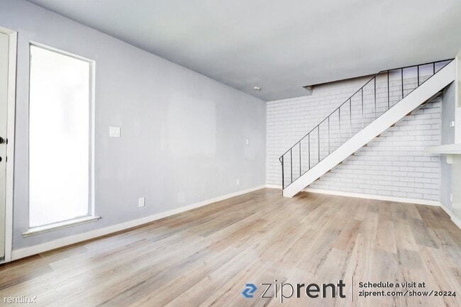 Building Photo - 2 br, 1 bath Townhome - 7384 Franklin Blvd...