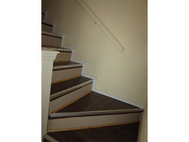 Building Photo - 2041 W Walnut St