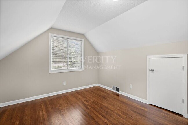 Building Photo - Beautiful 2 Story Home, Section 8 Welcomed !!!!!!