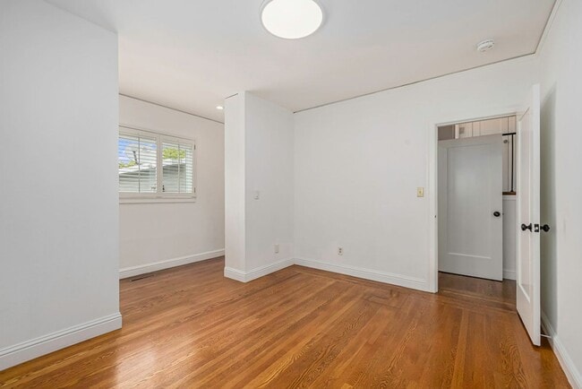 Building Photo - 919 Del Mar Ave