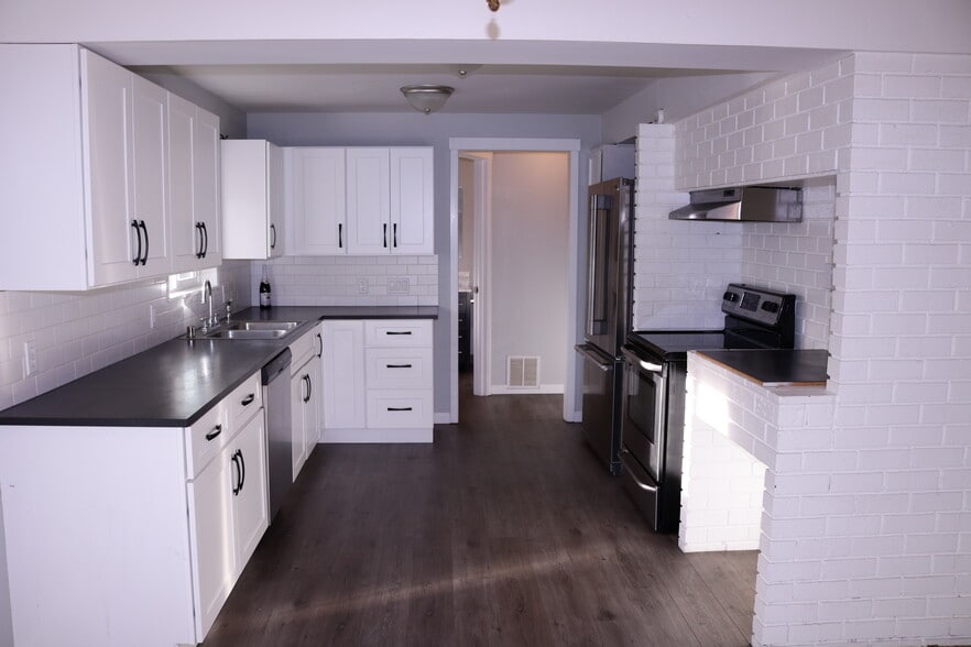 Building Photo - 15906 Elm St E