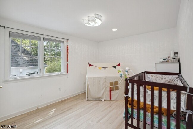 Building Photo - 24 Thackeray Dr
