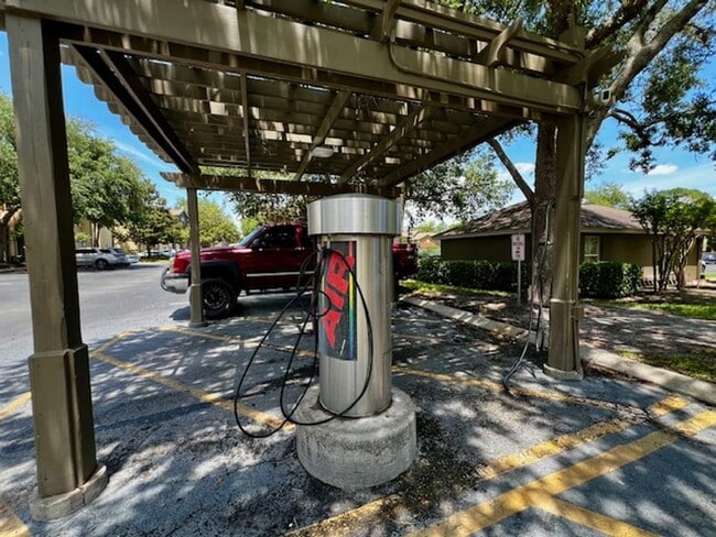 Building Photo - NEW-Remodeled bathroom & kitchen! NEW VINYL PLANK flooring & fresh paint! 2 bedroom 1 bath condo ...