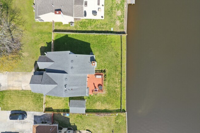 Building Photo - 1721 Chestwood Dr