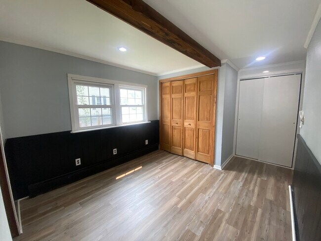 Building Photo - Beautiful 4 bedroom 1.5 bath located in th...