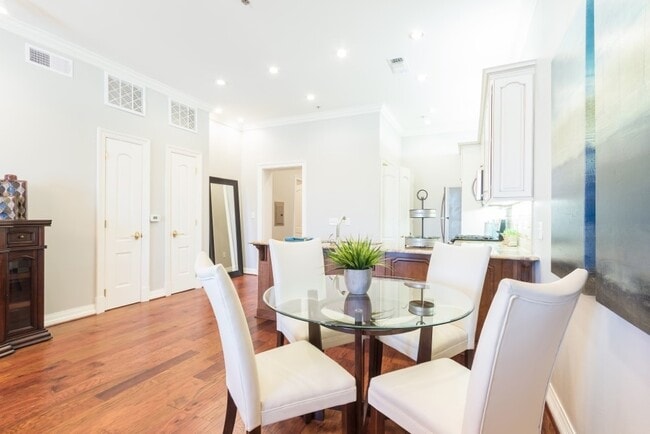 Building Photo - 2000 Bagby St