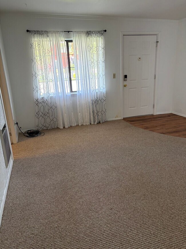 Building Photo - Newly Remodeled Two Bedroom with Sun Room!