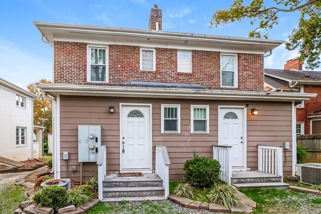 Building Photo - Beautiful Two Story Duplex in Historic Dilworth!