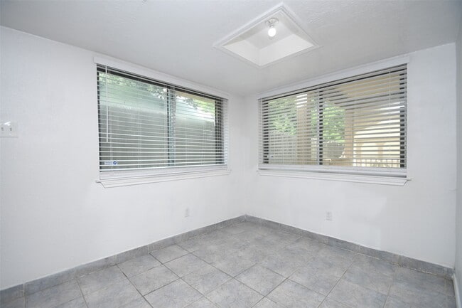 Building Photo - 510 Chambly Dr