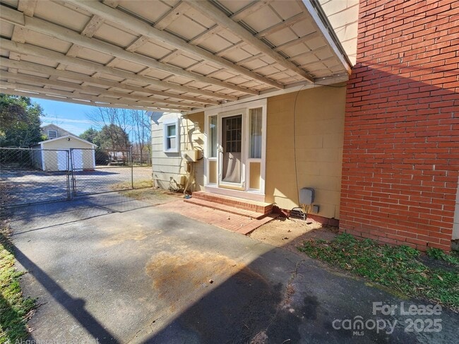 Building Photo - 843 Pebble Ave SW