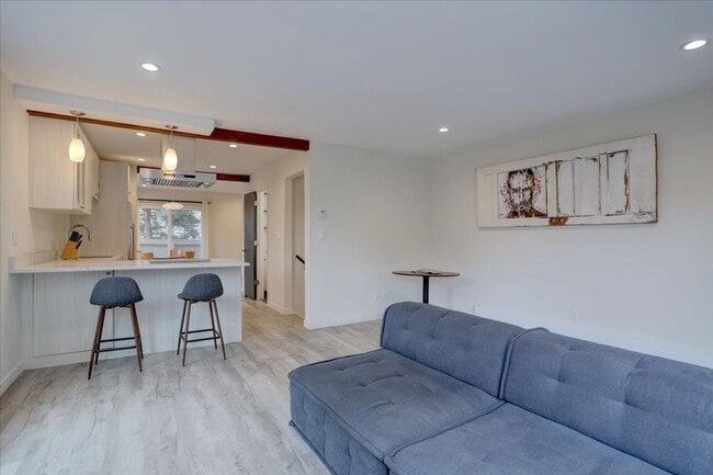Building Photo - Stunning Remodeled Townhome in North Boulder