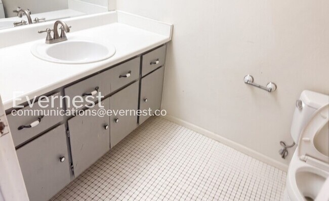 Building Photo - 3Bed/2Bath with Fenced Yard/ Available Now!