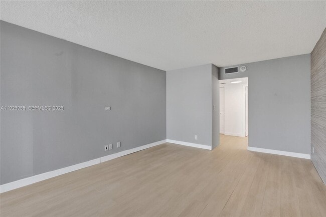Building Photo - 100 Bayview Dr