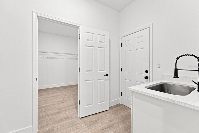 Building Photo - 143 Gondolier Pl
