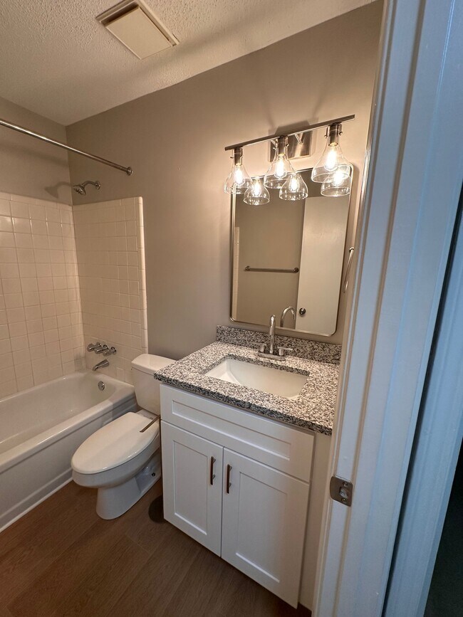 Building Photo - 102 Briarview Cir