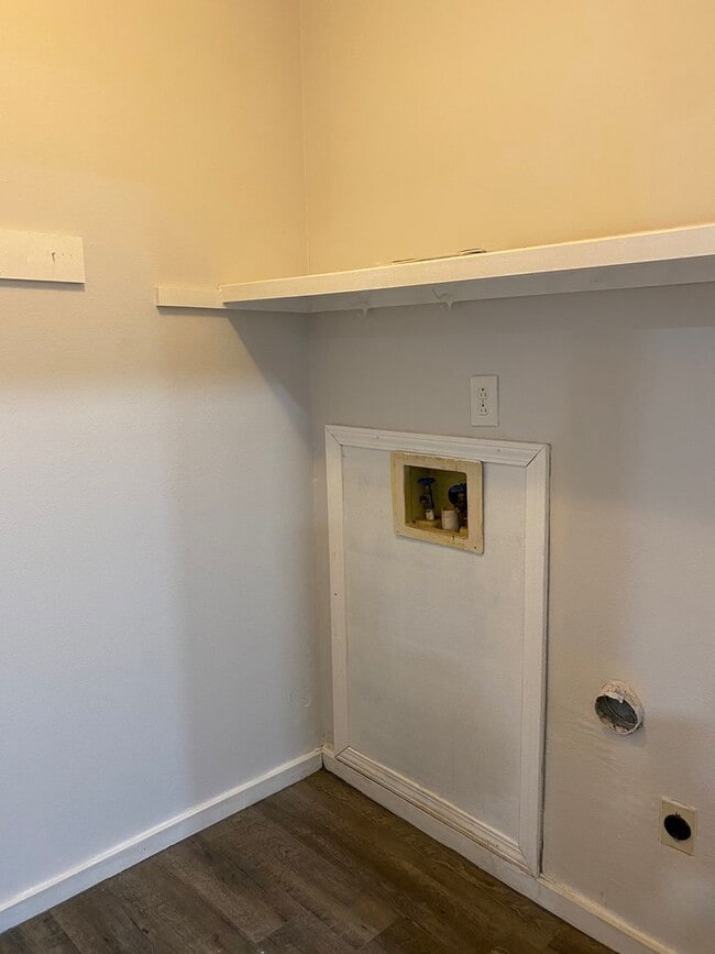 Building Photo - Spacious 4 Bedroom, 2 Bathroom over 1700 sqft. Duplex in Westridge!