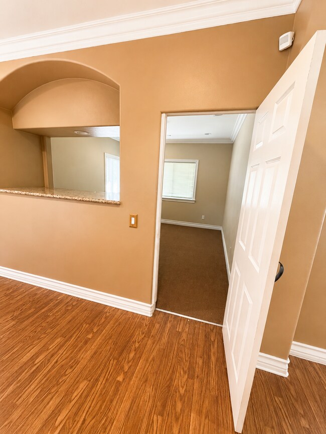 Building Photo - Spacious 3-Bed, 3-Bath + Bonus room as office/den.  Great room - Open Kitchen with island.  Gem i...