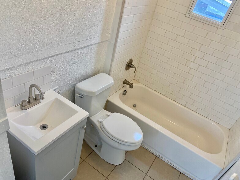 Bathroom - 921 Watson St SW
