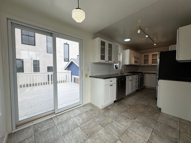 Building Photo - Stunning 2 Bedroom and 2 Bathroom Back House Available Now!