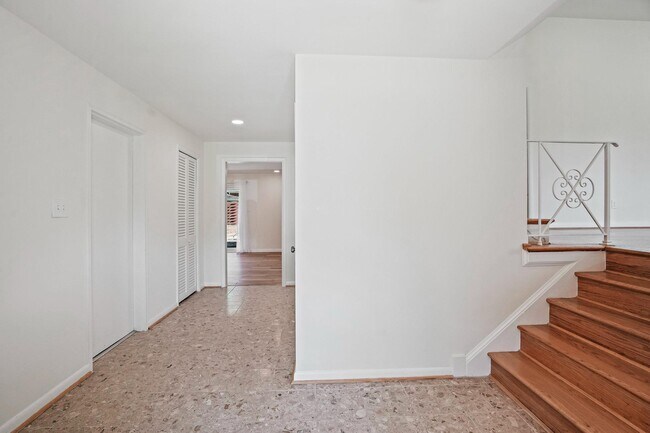 Building Photo - 6607 Lone Oak Dr