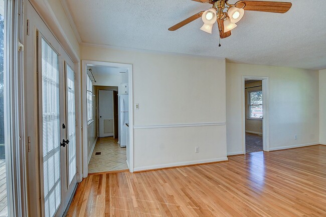 Building Photo - 3 BDRM / 2.5 BATH with FENCED BACKYARD - WINDSOR WOODS!