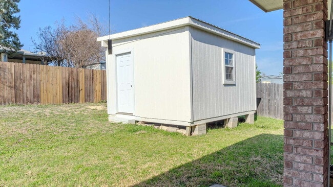 Building Photo - "Charming and Spacious 1,575 Sq Ft Home with 3-Bedroom Retreat with 2 Full Baths!"