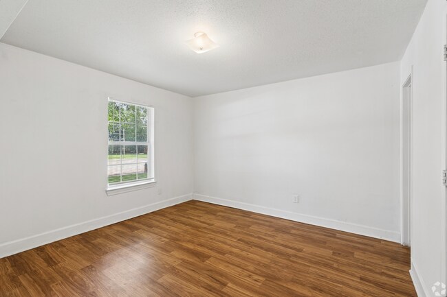 Building Photo - Beautiful, Fully Renovated 2 Bed / 1 Bath Apartment!
