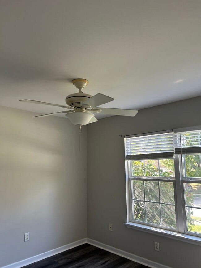 Building Photo - 404 Tailfeather Dr